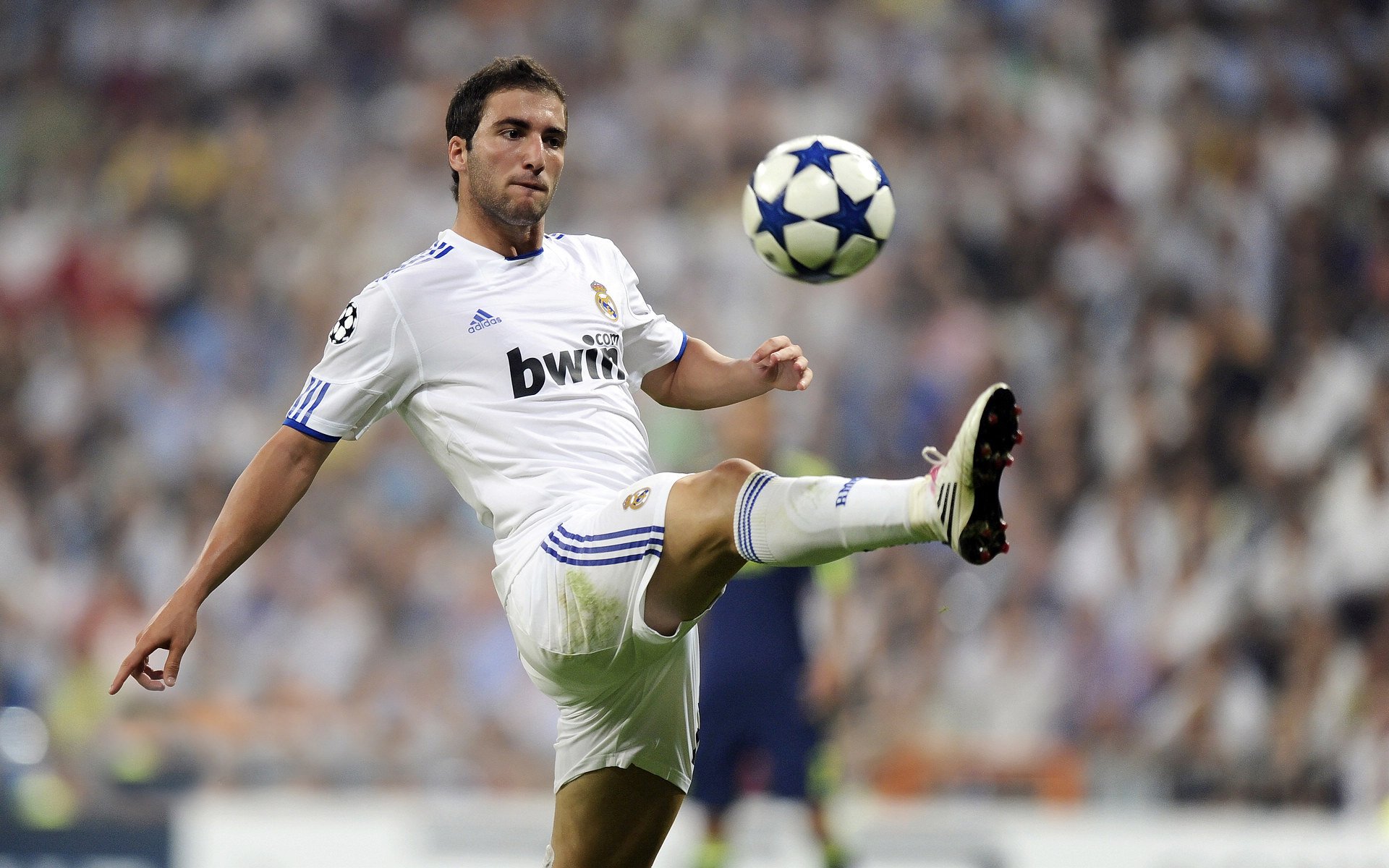 尤文图斯引援补强，中场实力大幅提升，争夺意甲桂冠