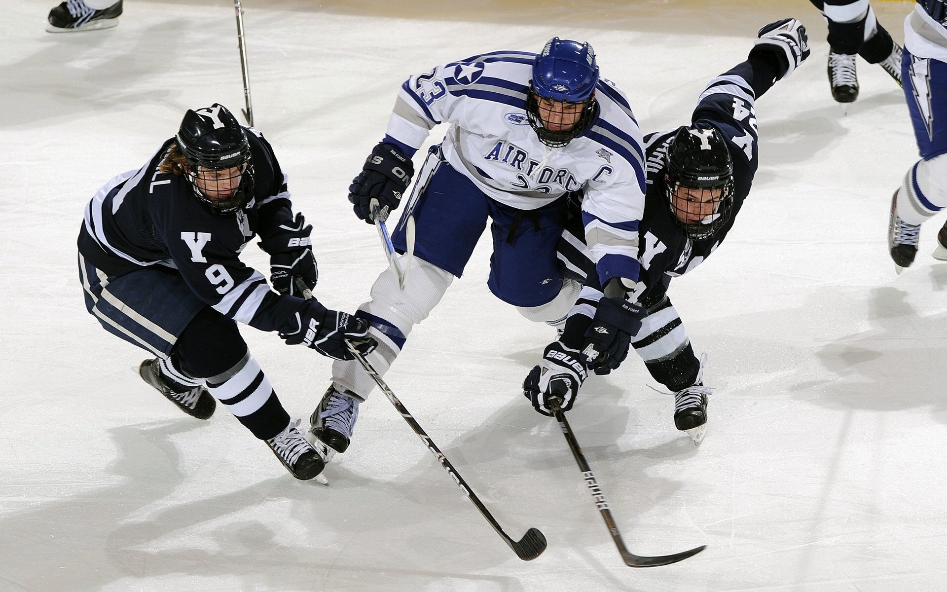 球员连续三场破门状态火热成为球队进攻端最稳定的输出点，连场破门最多的球员